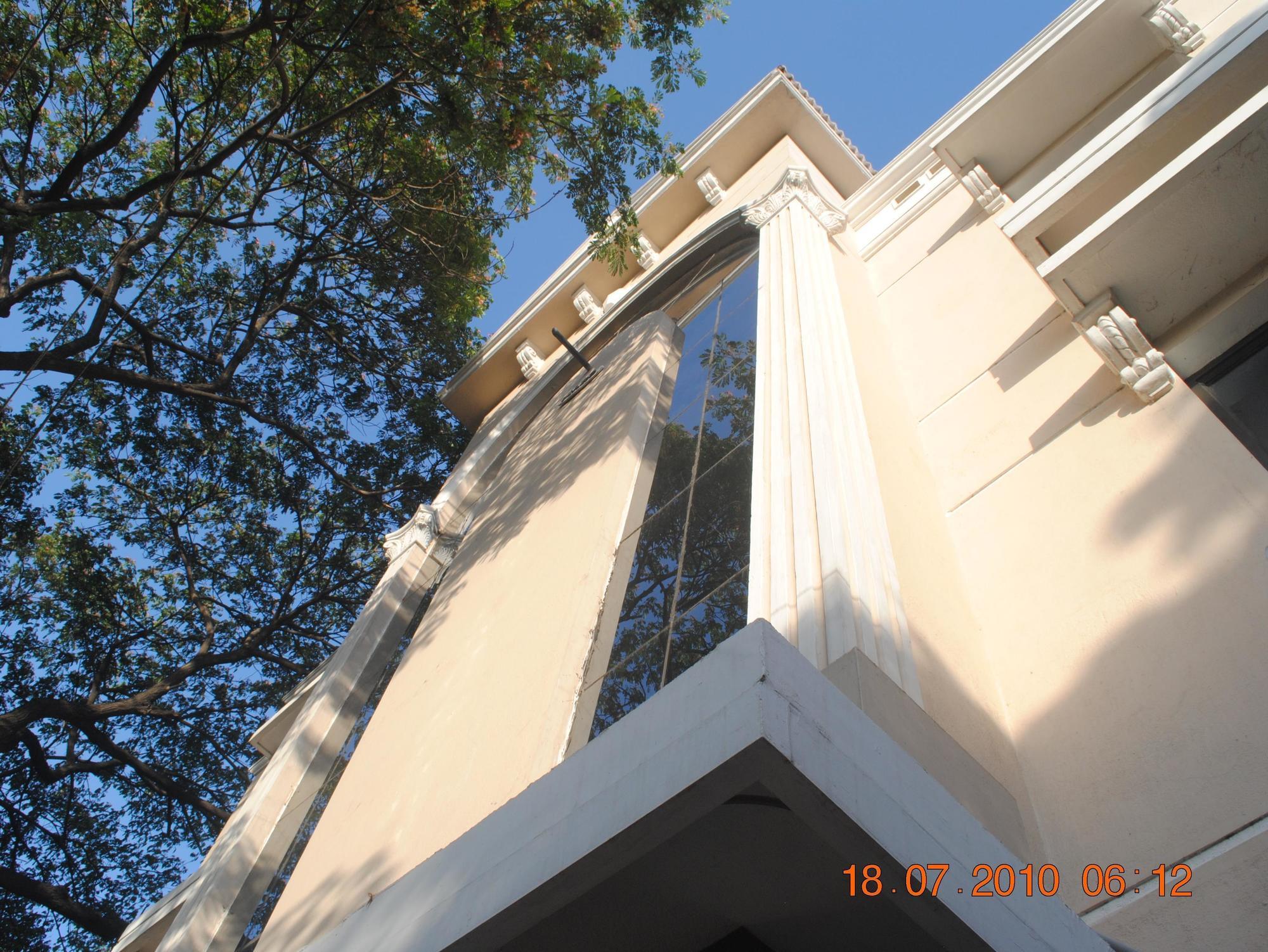 Deluxe Hotel Chennai Exterior photo