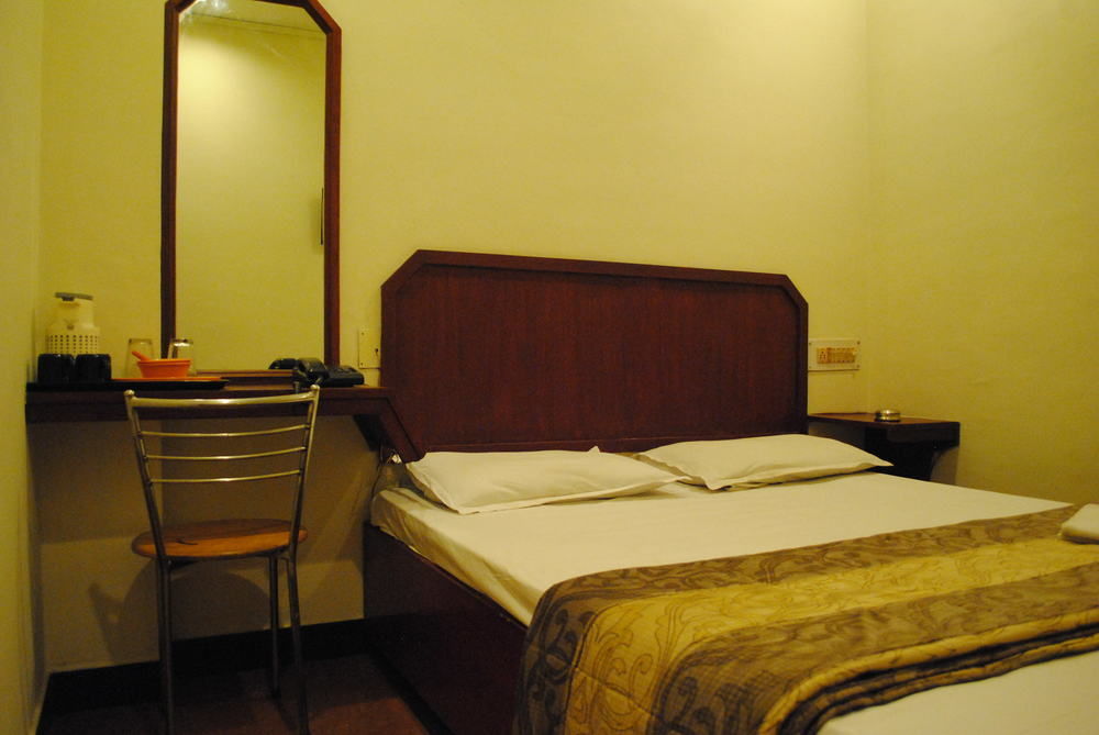 Deluxe Hotel Chennai Exterior photo
