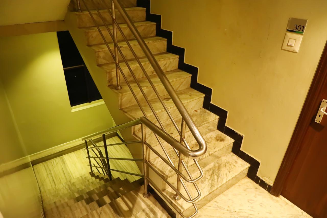 Deluxe Hotel Chennai Exterior photo