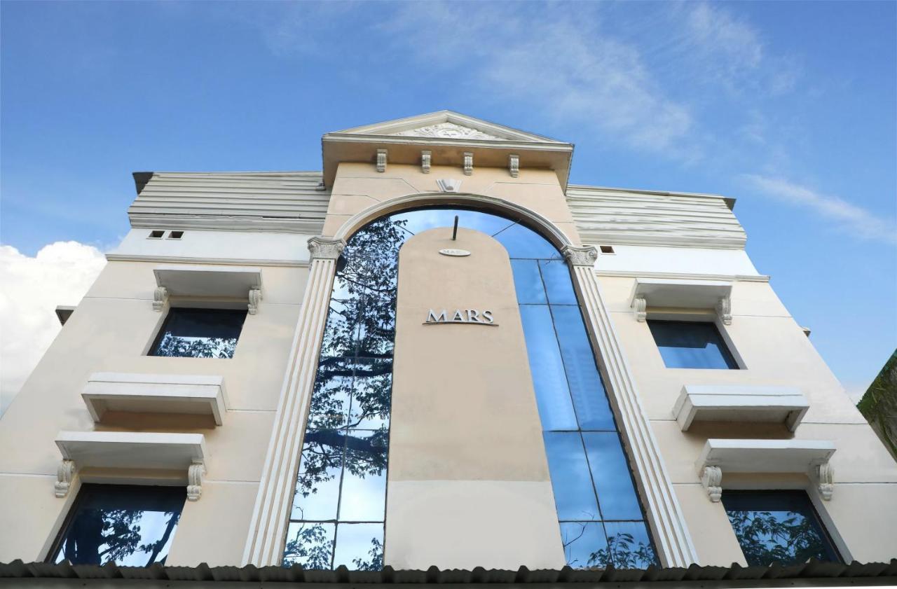 Deluxe Hotel Chennai Exterior photo