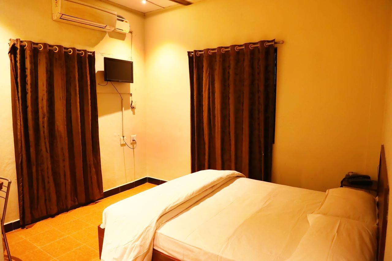 Deluxe Hotel Chennai Exterior photo