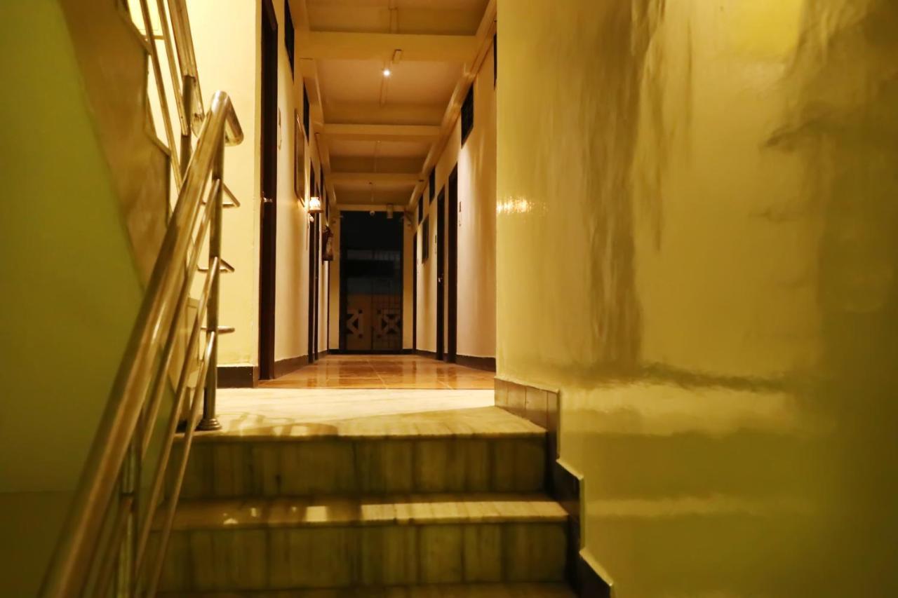 Deluxe Hotel Chennai Exterior photo