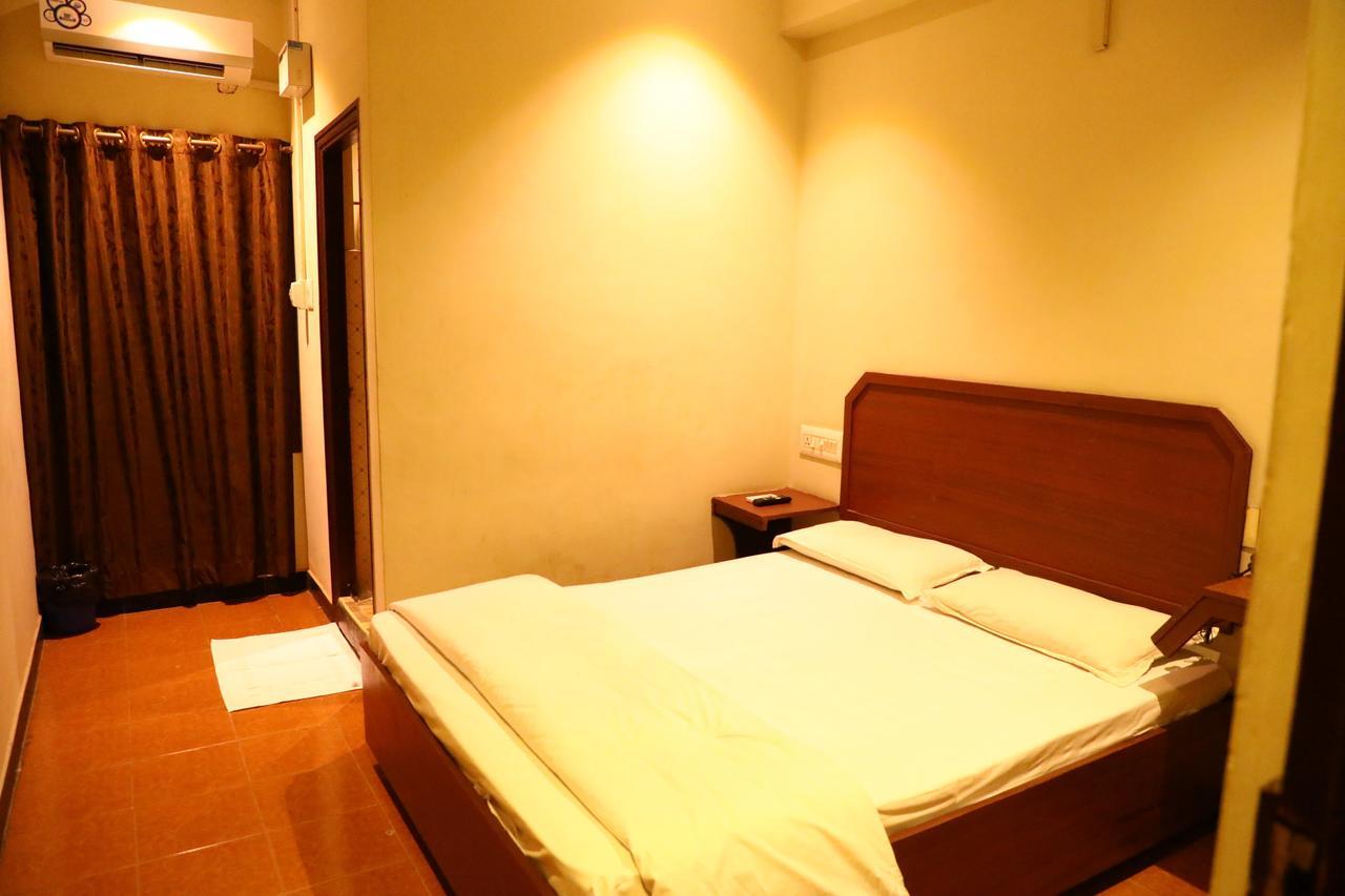 Deluxe Hotel Chennai Exterior photo