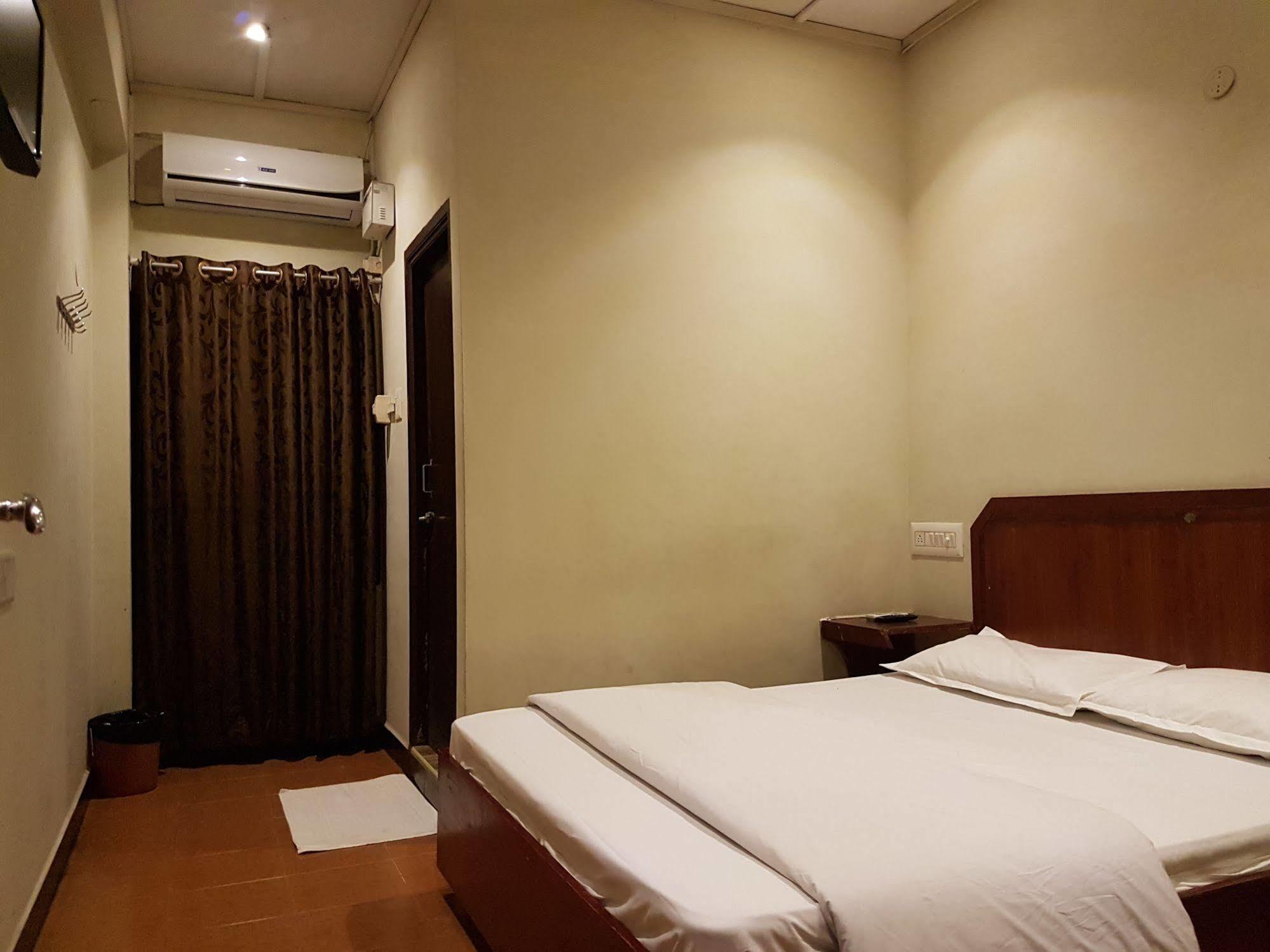 Deluxe Hotel Chennai Exterior photo