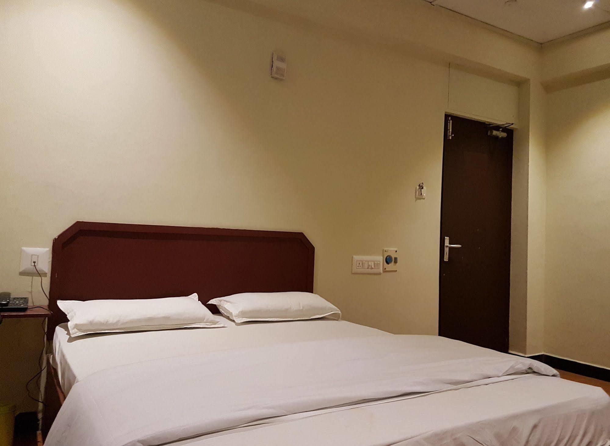 Deluxe Hotel Chennai Exterior photo