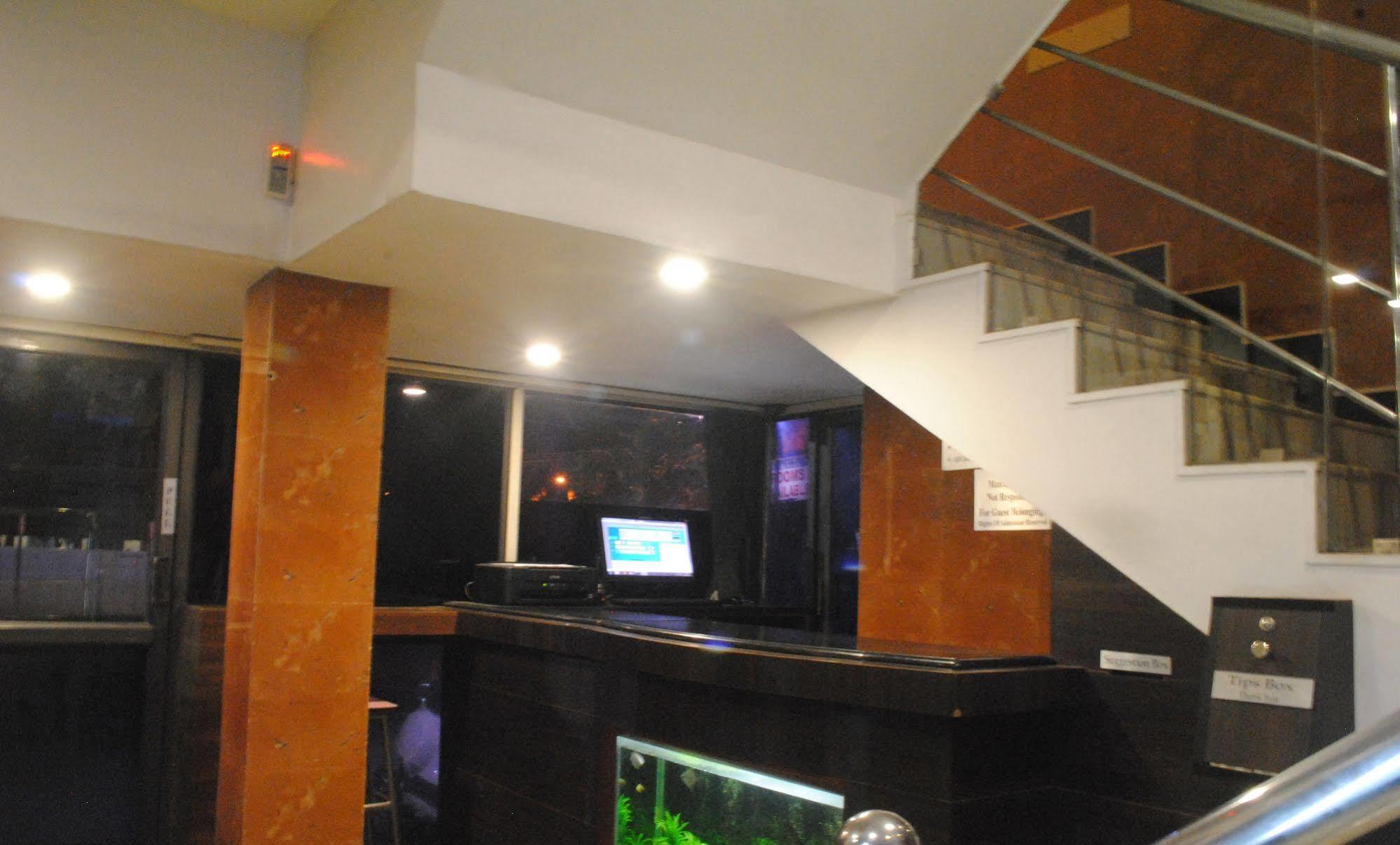Deluxe Hotel Chennai Exterior photo