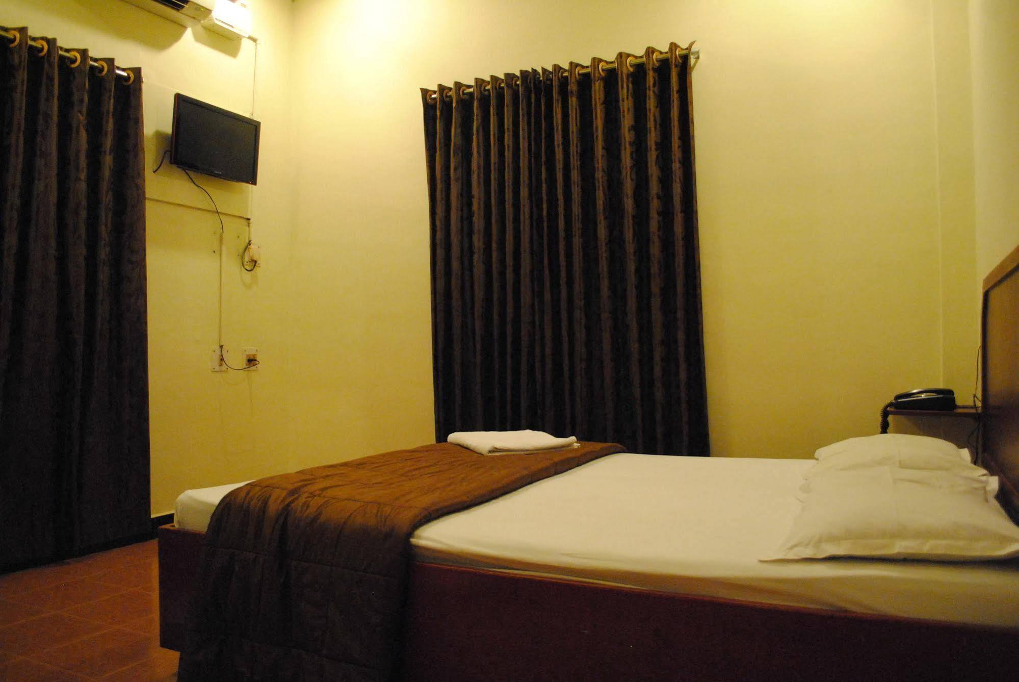 Deluxe Hotel Chennai Exterior photo