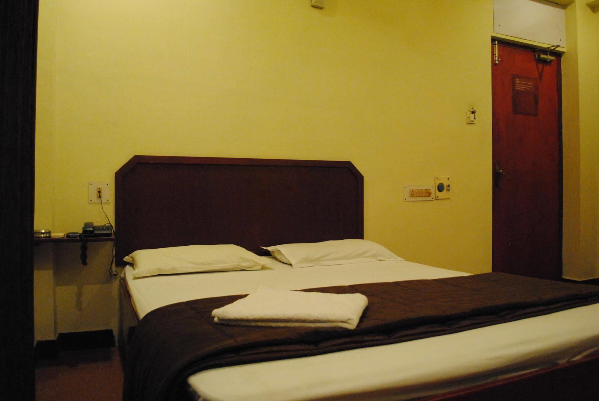 Deluxe Hotel Chennai Exterior photo