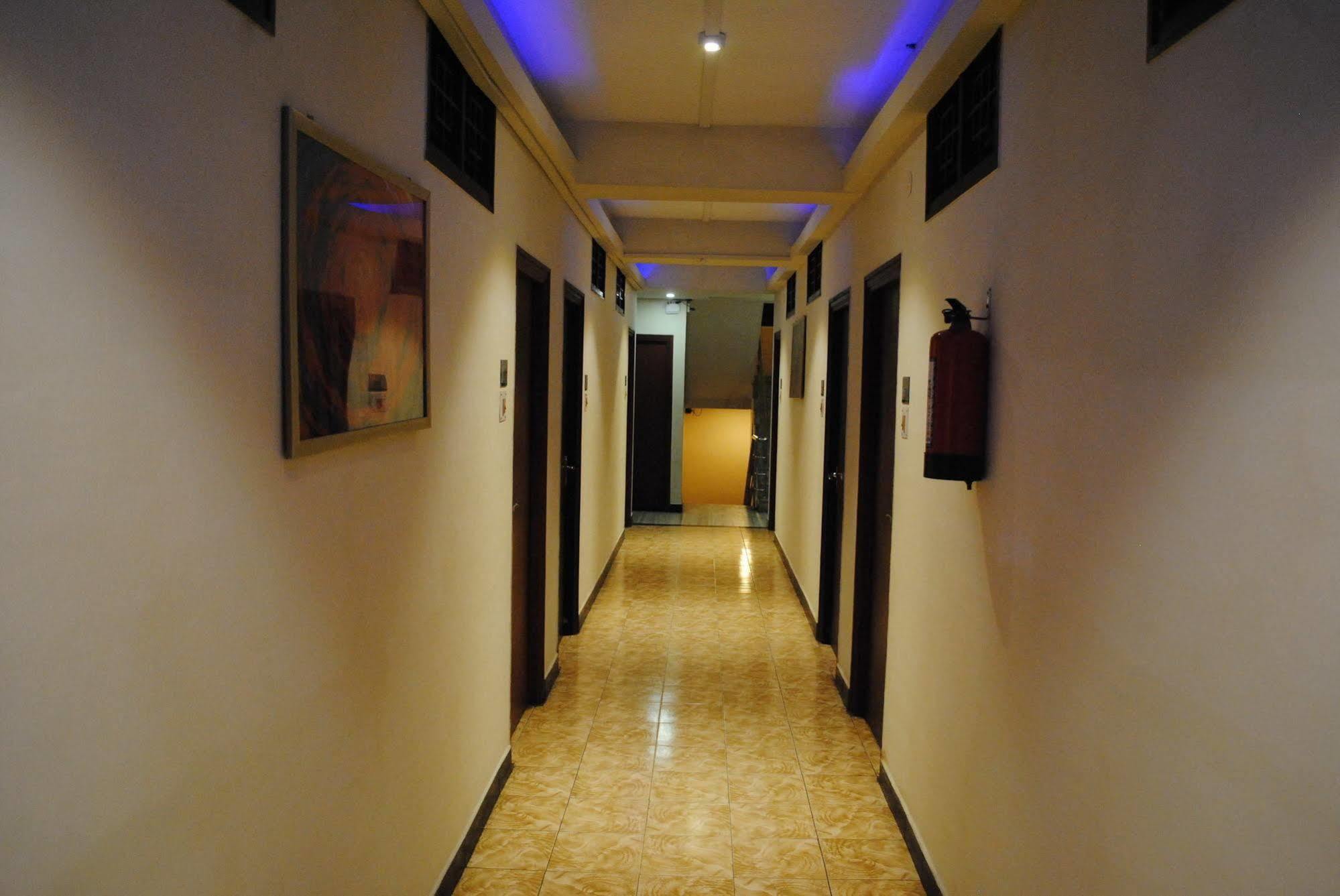 Deluxe Hotel Chennai Exterior photo