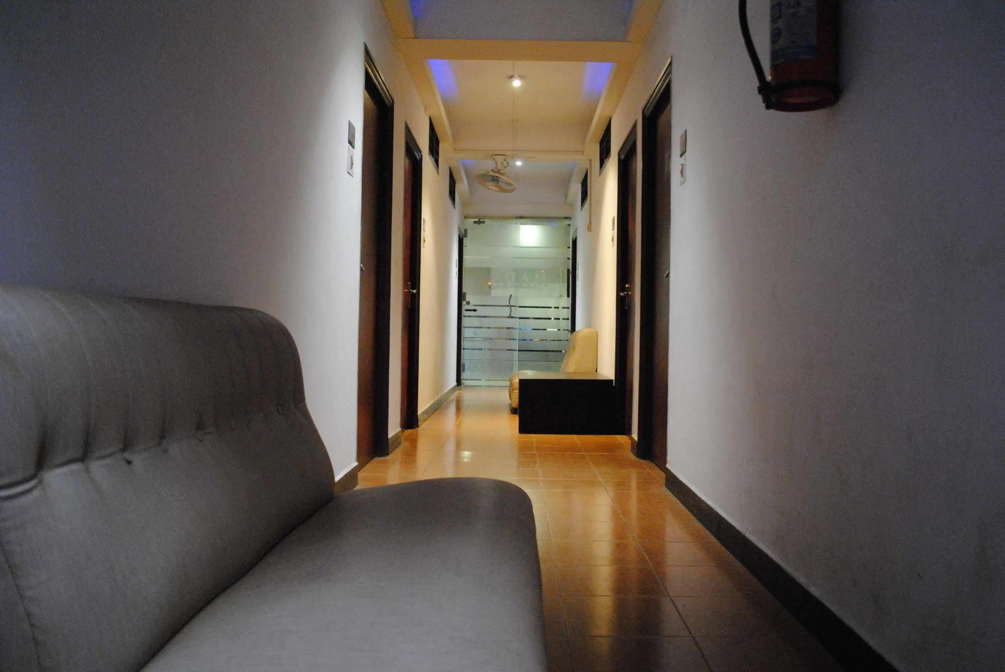 Deluxe Hotel Chennai Exterior photo