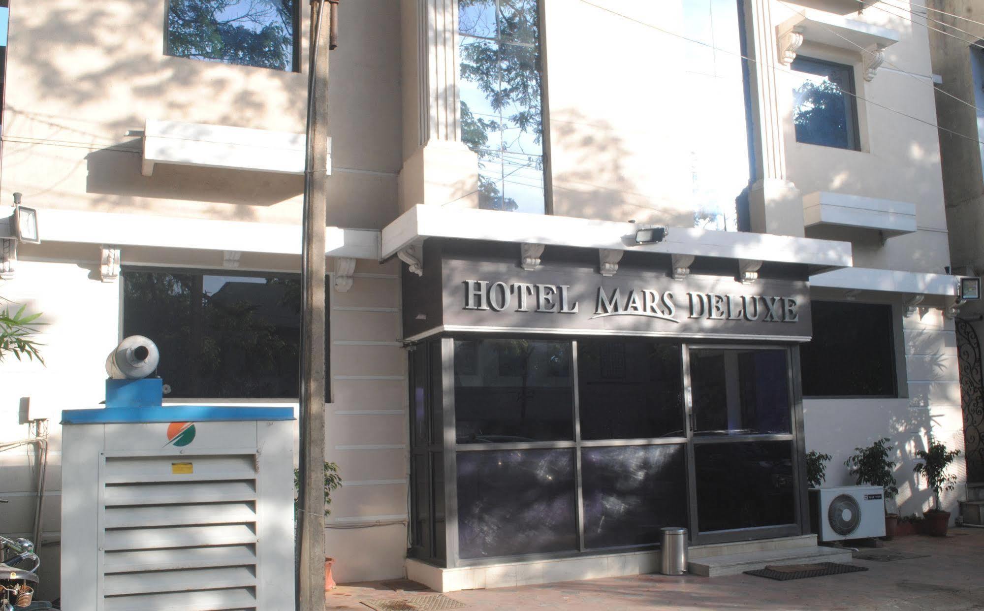 Deluxe Hotel Chennai Exterior photo