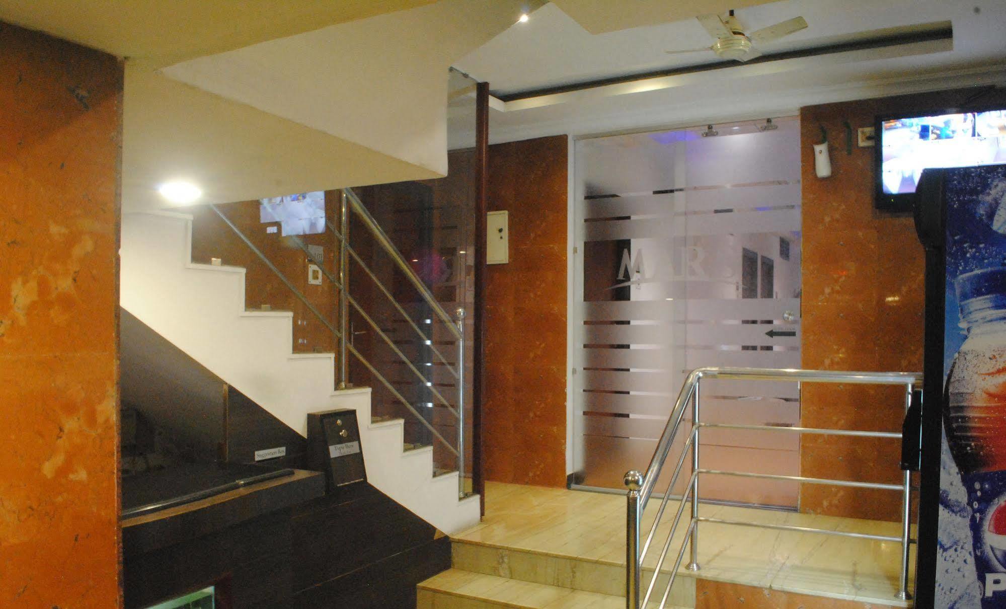 Deluxe Hotel Chennai Exterior photo